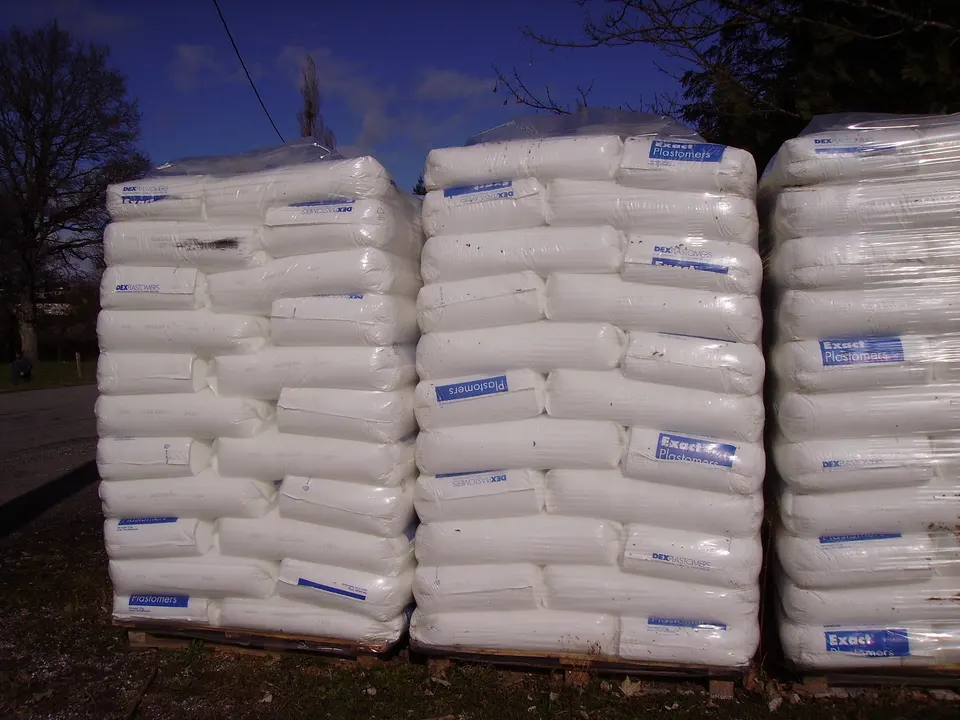 White 25 kg woven bags stacked on pallets